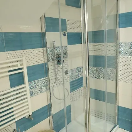 לינה וארוחת בוקר Le Chic 4*