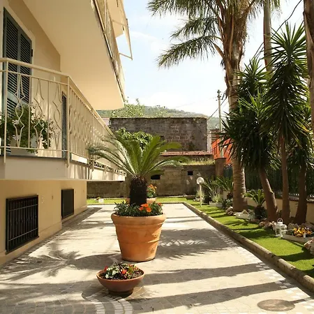 Alojamento de Acomodação e Pequeno-almoço Le Chic 4*